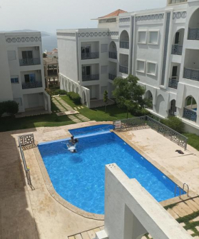 Dreams hills Tingis Appartement Neuf pour famille 7 personnes 2 chambres et 2 salons ouvert- Terrasse vue sur Piscine Garage gratuit Wifi Climatisation Netflix à 8 minutes en voiture du CASINO plage M